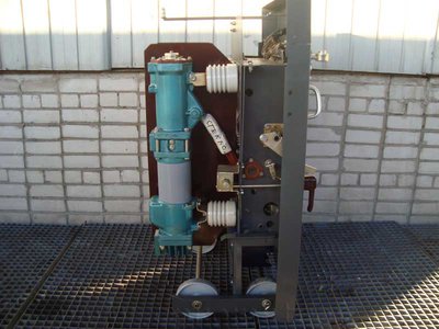 Продаю выключатель масляный ВМПЭ-10 для ячеек КРУ К-12 (К-26)