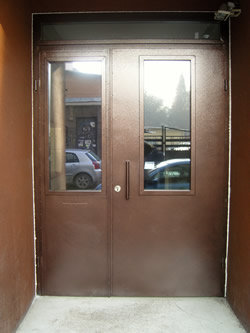 Профессиональные двери установка