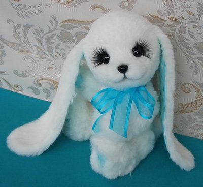 Сувенирная мягкая игрушка зайка Эмили (заяц) 