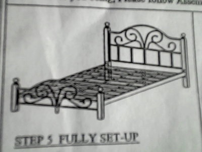 Черная железная двуспальная кровать без матраса