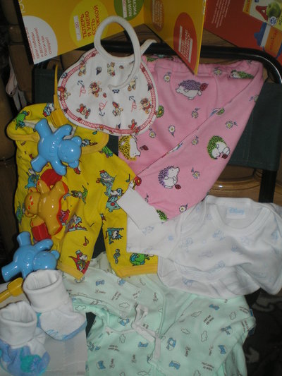 Много вещей для новорожденного + подарок Маме!!!)))