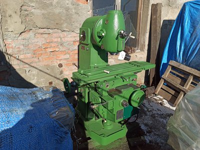  Вертикально-фрезерный станок 6Н10 продам, Владивосток.