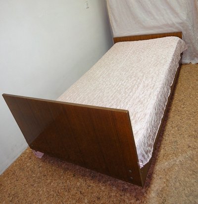 Продаются 2 полутороспальные кровати из ДСП с пружинными матрасами