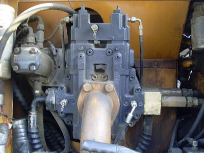 Колесный экскаватор Hyundai Robex 1300W с объёмом ковша 0,6 м3 2003 год выпуска.