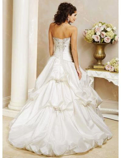 Платье со шлейфом от "Мэгги Соттеро"