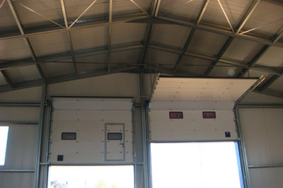 Ворота секционные подьемные , защитные рольставни, автоматические шлагбаумы.(ремонт)