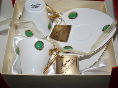 Распродажа в связи с отъедом- посуда,картины,обувь,одежда,сувениры,мебель ,горка ,проектор,цветы пр - звоните