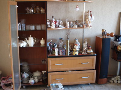 Распродажа в связи с отъедом- посуда,картины,обувь,одежда,сувениры,мебель ,горка ,проектор,цветы пр - звоните