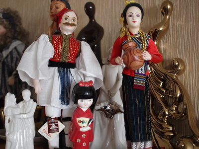 Распродажа в связи с отъедом- посуда,картины,обувь,одежда,сувениры,мебель ,горка ,проектор,цветы пр - звоните