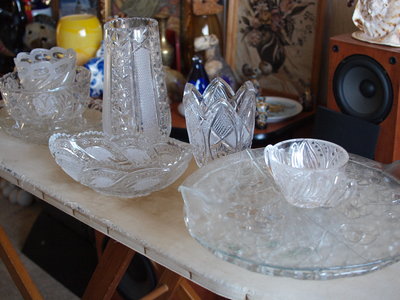 Распродажа в связи с отъедом- посуда,картины,обувь,одежда,сувениры,мебель ,горка ,проектор,цветы пр - звоните