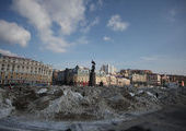 Главную площадь Владивостока завалили грязным снегом