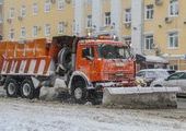 Снегоуборочная машина "убрала" Land Cruiser Prado вместе со снегом во Владивостоке