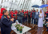 Пара из Владивостока сыграла свадьбу в открытом море на барке «Седов»
