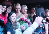 Во Владивостоке Анастасия Волочкова пела под фонограмму, забывая о микрофоне