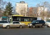 Окна в новых автобусах во Владивостоке наглухо оклеили рекламой