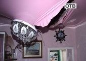 Обвалившийся потолок чуть не придавил инвалида и годовалого ребенка во Владивостоке