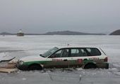 Машина с символикой КПРФ провалилась под лед в акватории острова Русский