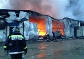 Во Владивостоке пожарные ломали стены, чтобы потушить горящие склады Китай-города