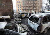 Пьяные курсанты сожгли пять автомобилей на придомовой парковке во Владивостоке