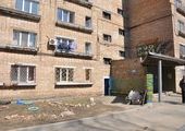 Инвалида без ног родственники выкинули в подъезд из квартиры во Владивостоке