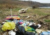 Горы мусора оставляют после себя отдыхающие на острове Русском
