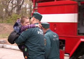 Сегодня во Владивостоке пожарные вынесли из горящей квартиры женщину и двух ее детей