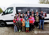 Губернатор Приморья подарил семье Кузьменко автобус