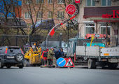 Провалившуюся дорогу на Некрасовской во Владивостоке восстанавливают специалисты