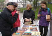 "Уличная библиотека" во Владивостоке привлекла пожилых читателей
