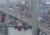 Пешеходы Золотого моста во Владивостоке устроили "кирпичную атаку" на плывущий буксир