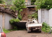 Подпорная стена рухнула на грузовик в центре Владивостока