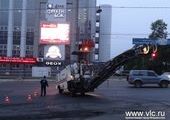 Специалисты асфальтируют улицу Светланскую во Владивостоке по ночам