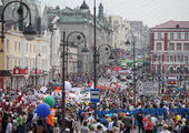 Шествие в день рожденья Владивостока заставило горожан на жаре стоять в пробках