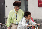Туристы из Японии по Владивостоку передвигались с помощью тросточек и специальных каталок