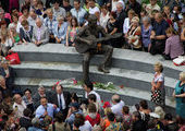 Сотни любителей Высоцкого пришли на открытие памятника во Владивостоке
