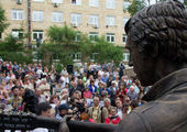 Сотни любителей Высоцкого пришли на открытие памятника во Владивостоке
