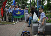 День ВДВ во Владивостоке: флаги, объятия и купание в фонтане