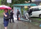 Полиция ищет водителя, протаранившего остановку во Владивостоке