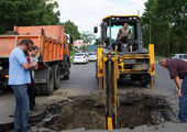 Рабочие за ночь ликвидировали яму на центральной улице Владивостоке