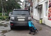 В Приморье водитель у дома сбил девочку и коляску с ребенком