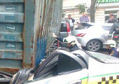 Во Владивостоке таксист выжил после того, как его машину расплющило контейнеровозом