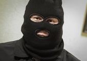 Неизвестный в маске ворвался в банк во Владивостоке, угрожая "пистолетом" и дымовой шашкой