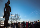 Памятник песенной героине Катюше торжественно открыли во Владивостоке