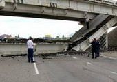 Рухнувший виадук в пригороде Владивостока раздавил два грузовика