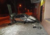 В Приморье водитель на легковушке протаранил здание