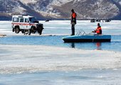 Тела двух провалившихся под лед на квадроцикле мужчин обнаружили водолазы на озере Ханка