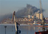 Горящий склад заволок черным дымом небо над Владивостоком