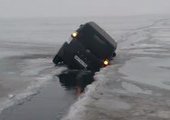 Во Владивостоке микроавтобус провалился между льдин в Амурском заливе