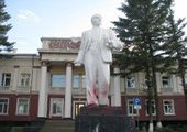 В Приморье Ленину измазали ноги красной краской