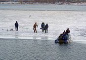 Во Владивостоке оторвало льдину с рыбаками